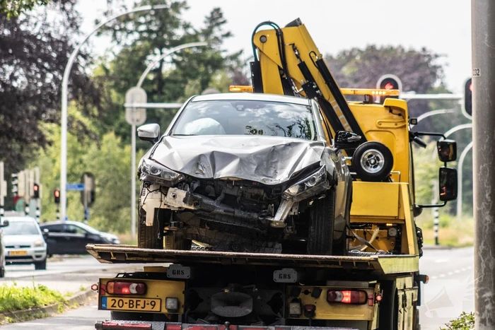 Automobilist rijdt twee lantaarnpalen uit de grond