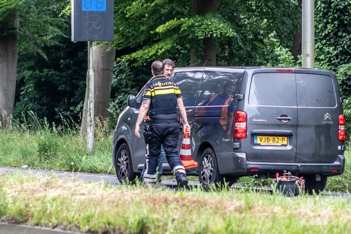 Automobilist rijdt twee lantaarnpalen uit de grond