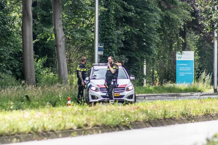 Automobilist rijdt twee lantaarnpalen uit de grond