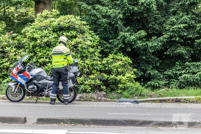 Automobilist rijdt twee lantaarnpalen uit de grond