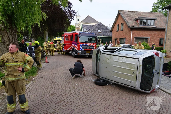 Traumateam ingezet voor auto op zijkant