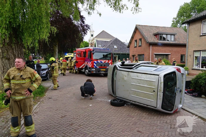 Traumateam ingezet voor auto op zijkant