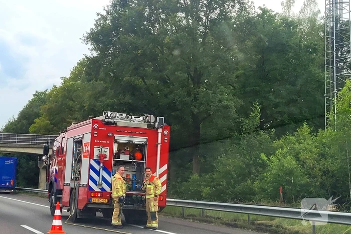 Brandweer blust brandende berm