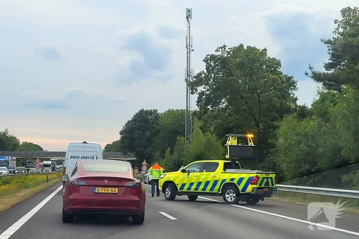 Brandweer blust brandende berm