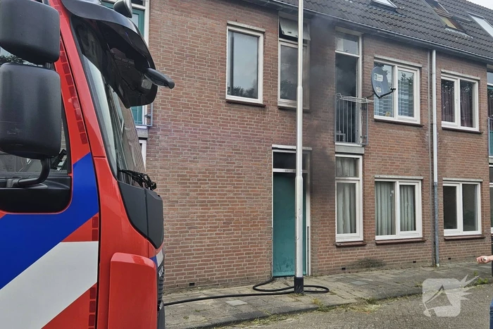 Brandweer schaalt op uitslaande woningbrand