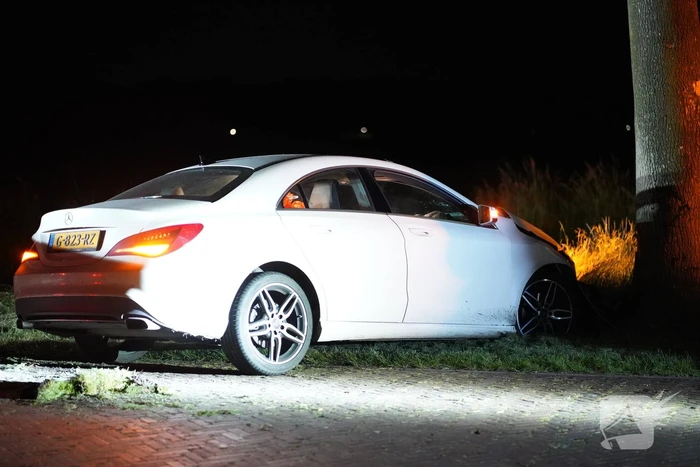 Autobestuurder botst tegen twee bomen