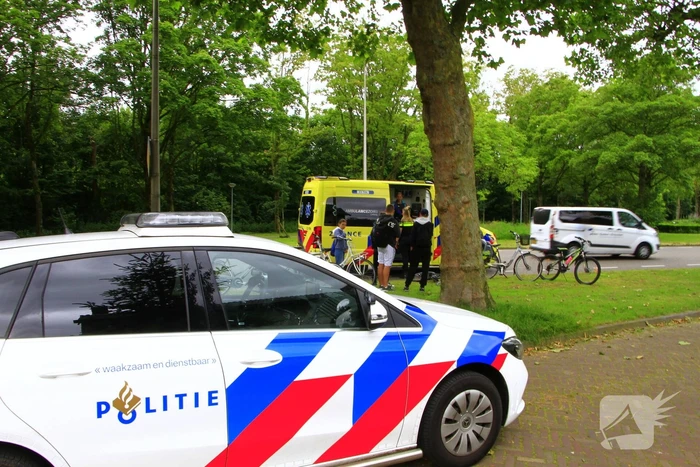 Twee fietsers komen met stuur in elkaar