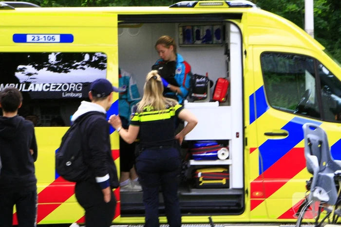Twee fietsers komen met stuur in elkaar
