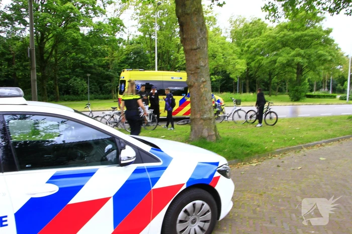 Twee fietsers komen met stuur in elkaar