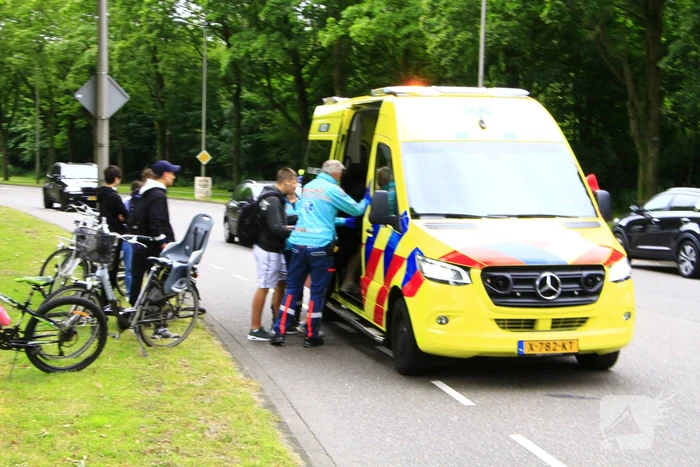 Twee fietsers komen met stuur in elkaar
