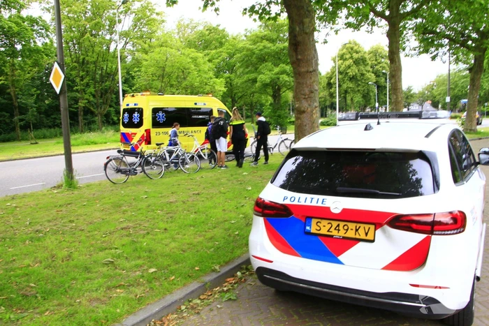 Twee fietsers komen met stuur in elkaar