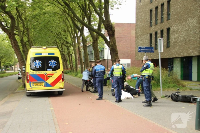 Scooterrijder hard ten val na ongeval met auto