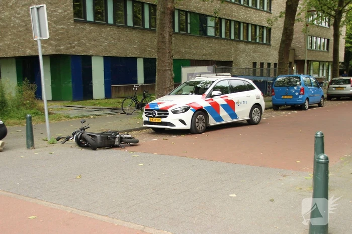 Scooterrijder hard ten val na ongeval met auto