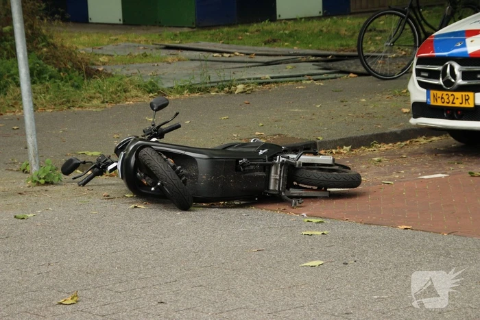 Scooterrijder hard ten val na ongeval met auto