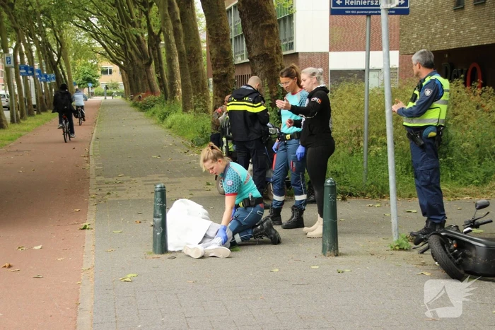 Scooterrijder hard ten val na ongeval met auto