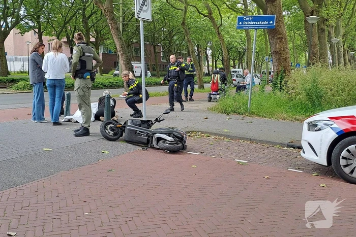 Scooterrijder hard ten val na ongeval met auto