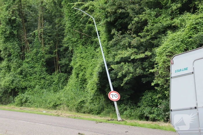 Auto verliest caravan