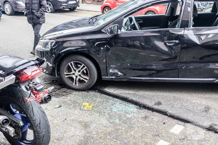 Motorrijder hard ten val na parkeeractie automobilist