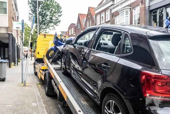 Motorrijder hard ten val na parkeeractie automobilist