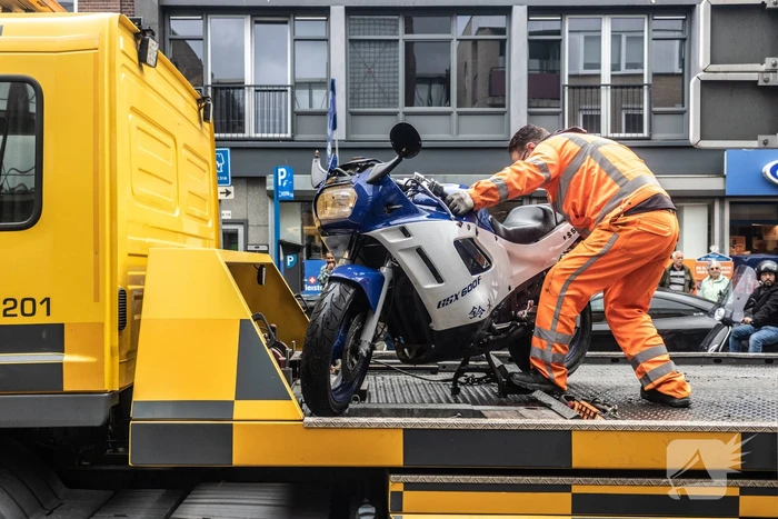 Motorrijder hard ten val na parkeeractie automobilist