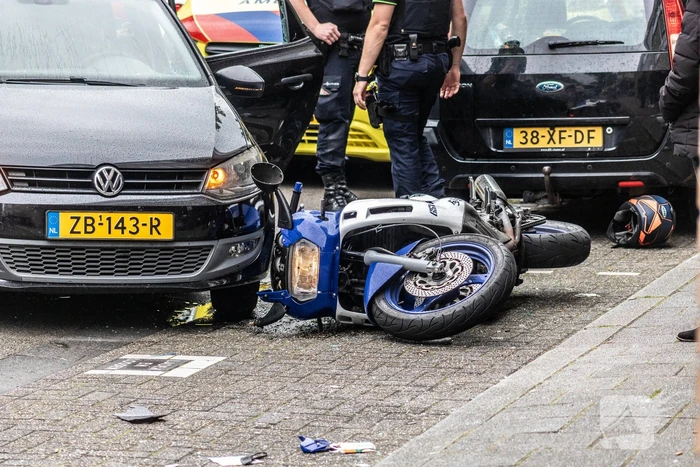 Motorrijder hard ten val na parkeeractie automobilist