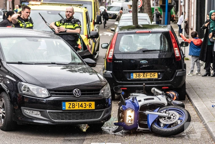 Motorrijder hard ten val na parkeeractie automobilist