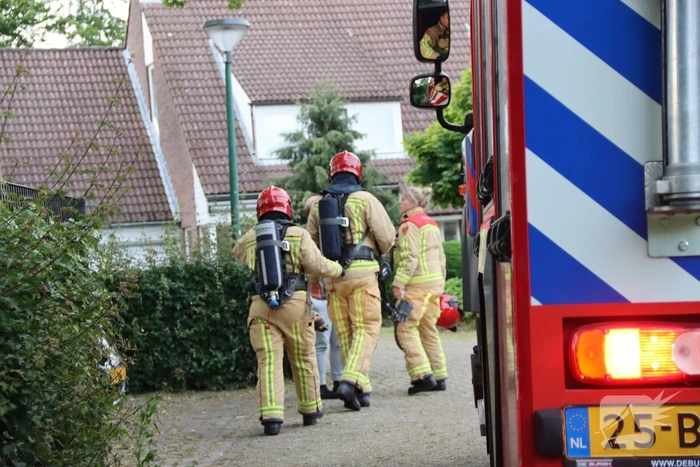 Brandweer verricht metingen na afgaan koolmonoxide melder