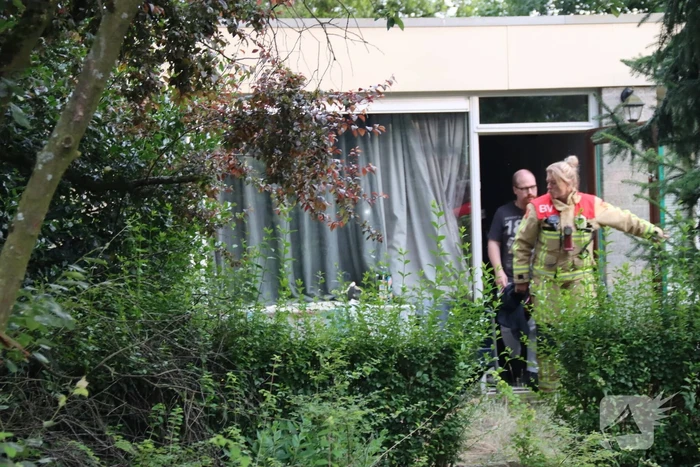 Brandweer verricht metingen na afgaan koolmonoxide melder