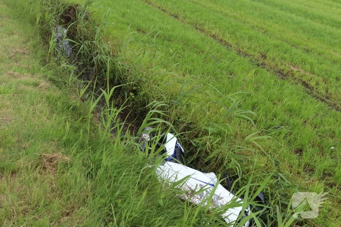Motorrijder belandt in sloot