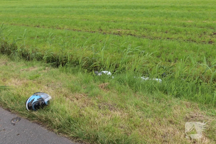Motorrijder belandt in sloot
