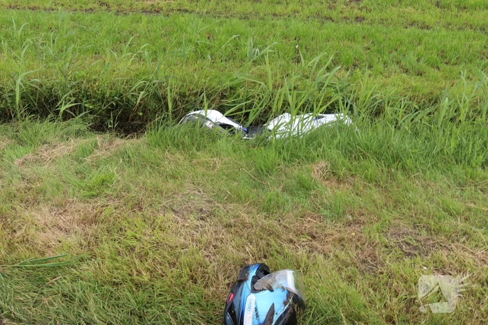 Motorrijder belandt in sloot