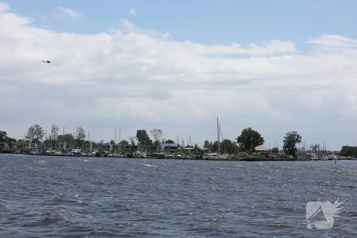 Boot slaat om op meer, brandweer redt opvarenden