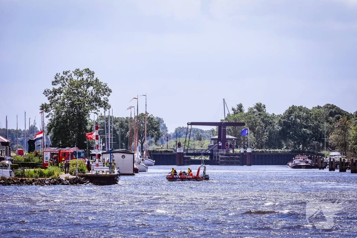 Boot slaat om op meer, brandweer redt opvarenden