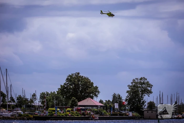Boot slaat om op meer, brandweer redt opvarenden