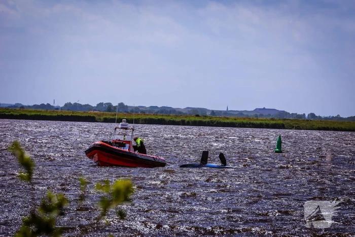 Boot slaat om op meer, brandweer redt opvarenden