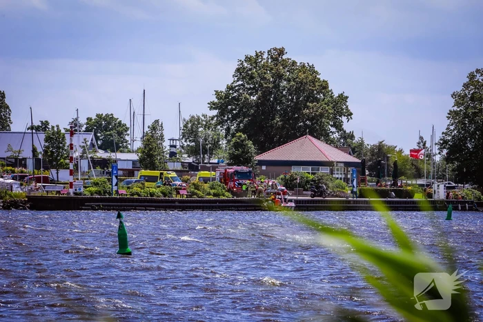 Boot slaat om op meer, brandweer redt opvarenden