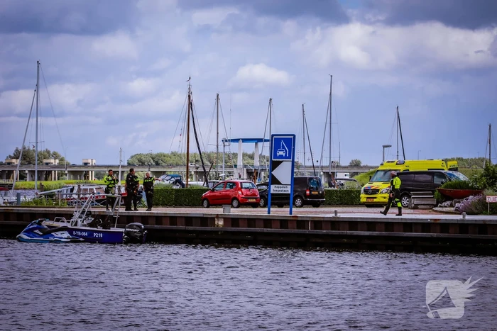 Boot slaat om op meer, brandweer redt opvarenden