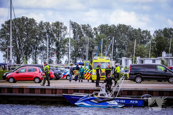 Boot slaat om op meer, brandweer redt opvarenden