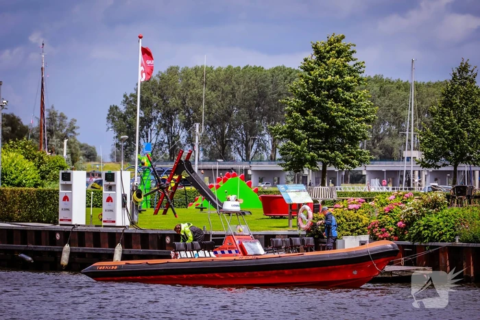 Boot slaat om op meer, brandweer redt opvarenden
