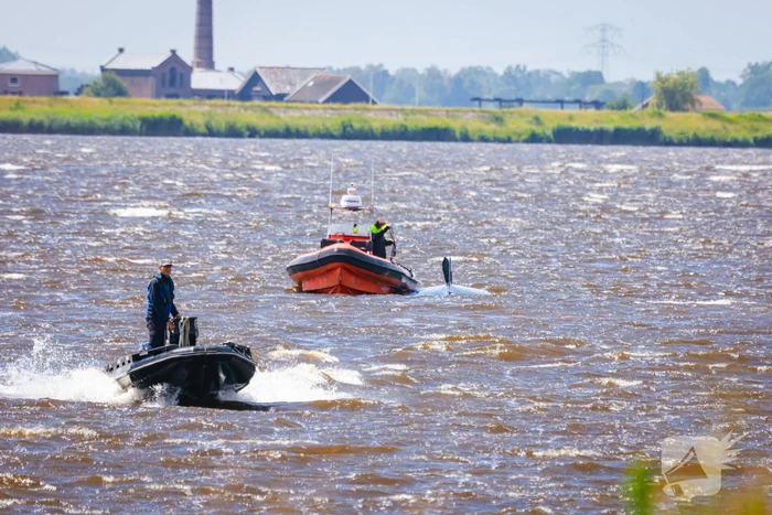 Boot slaat om op meer, brandweer redt opvarenden