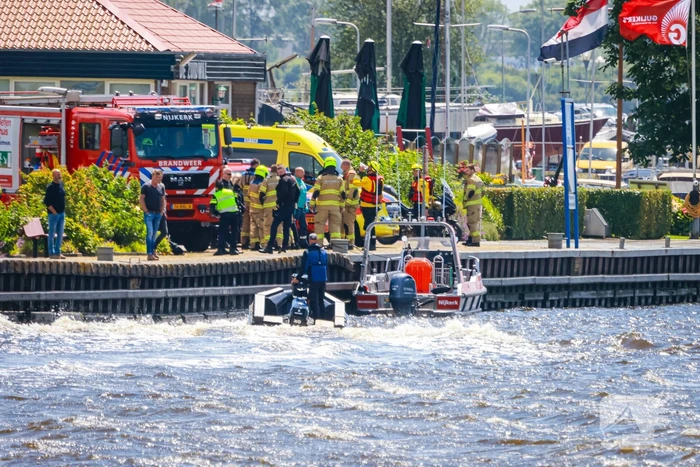 Boot slaat om op meer, brandweer redt opvarenden