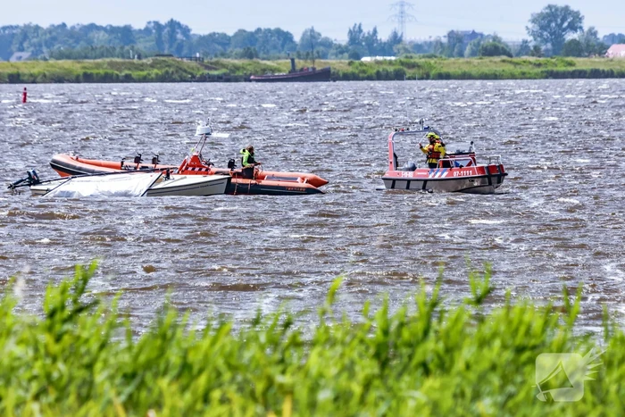 Boot slaat om op meer, brandweer redt opvarenden