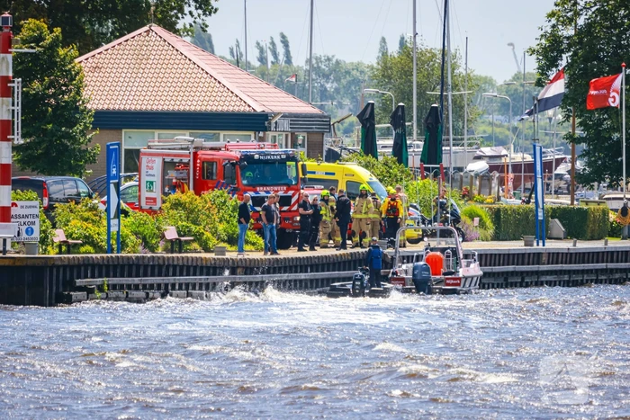 Boot slaat om op meer, brandweer redt opvarenden