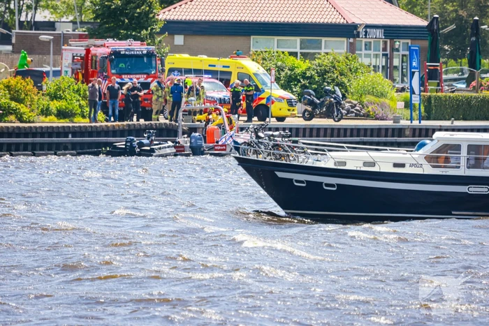 Boot slaat om op meer, brandweer redt opvarenden