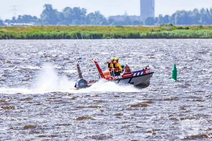 Boot slaat om op meer, brandweer redt opvarenden