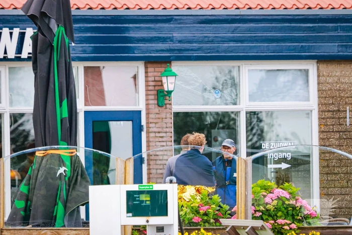 Boot slaat om op meer, brandweer redt opvarenden