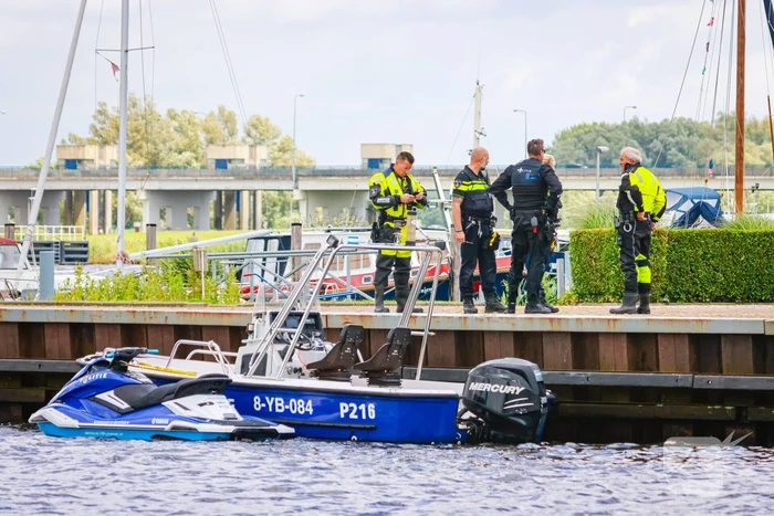 Boot slaat om op meer, brandweer redt opvarenden