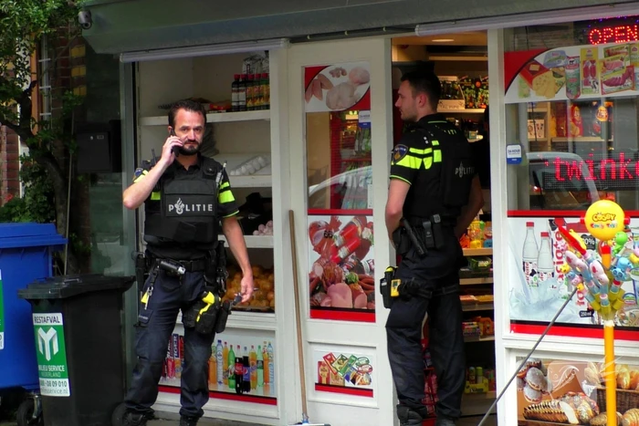Politie zoekt dader na gewapende overval op buurtwinkel