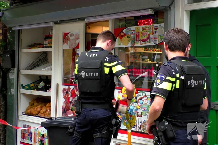 Politie zoekt dader na gewapende overval op buurtwinkel