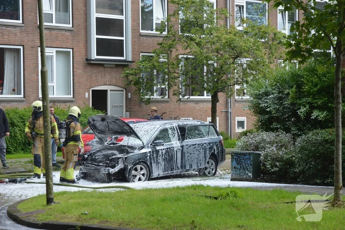 Auto brandt uit voor woning